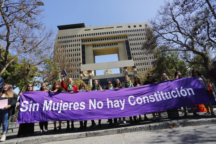 Mujeres y representantes de pueblos originarios se reúnen afuera del Congreso para exigir paridad de género en proceso constituyente