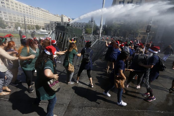 Trabajadoras de Integra realizan manifestación que es dispersada por Carabineros frente a La Moneda