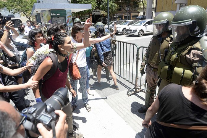 Porteños llegan hasta la Intendencia de Valparaíso para manifestarse en contra del Presidente Sebastián Piñera