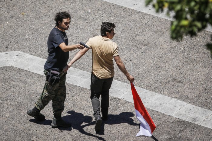 Civil sacó un arma cerca de La Moneda durante manifestación en apoyo a Carabineros