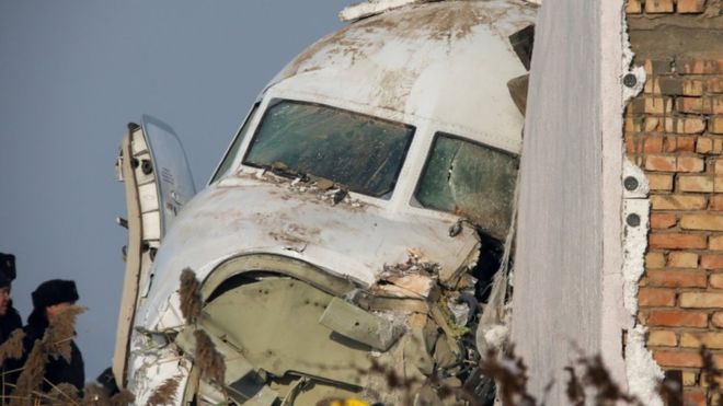 Al menos 12 muertos al estrellarse un avión de 98 pasajeros en Kazajistán