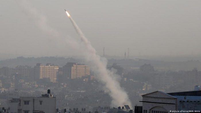 Israel bombardea la Franja de Gaza en represalia a disparo de un cohete