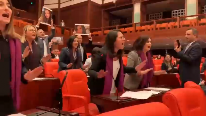 Turquía: Diputadas entonan “Un violador en tu camino” desde sus escaños en plena sesión del Parlamento