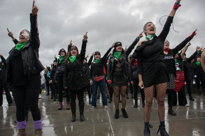 Nada las detiene: mujeres replican bajo la lluvia intervención “Un violador en tu camino” en San Francisco