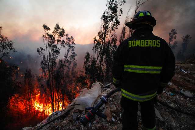 Esval finaliza «corte solidario» para abastecer a Bomberos en comunas afectadas por incendio