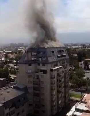 Incendio afecta a edificio residencial en San Miguel