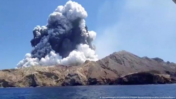 Sube a 16 el número de muertos por erupción de volcán en Nueva Zelanda
