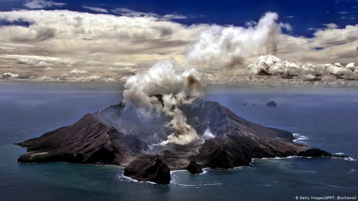 Nueva Zelanda: cinco muertos y varias personas sin localizar tras erupción del volcán Whakaari
