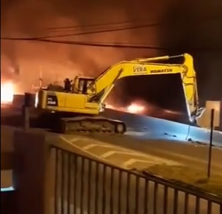 Viña del Mar: Desconocidos robaron y quemaron retroexcavadora para realizar barricadas