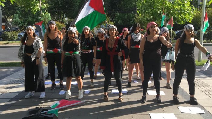 En idioma árabe, jóvenes chileno-palestinas replican intervención feminista de LasTesis