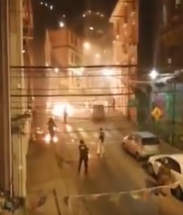 Dos policías resultaron heridos luego de ser alcanzados por bombas molotov en Valparaíso