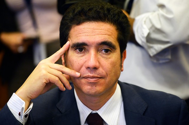 El estilo Briones: ministro de Hacienda apoya avanzar hacia una mayor «desconcentración del poder político y económico»