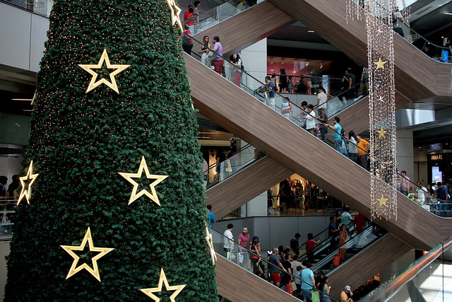 Estudio asegura que chilenos restringirán gastos navideños en un 70% mientras ventas del retail caen en picada