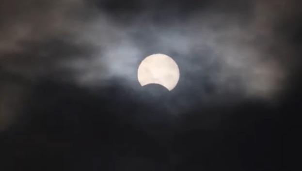 Impresionante eclipse solar se presenció en cielos asiáticos, africanos y oceánicos