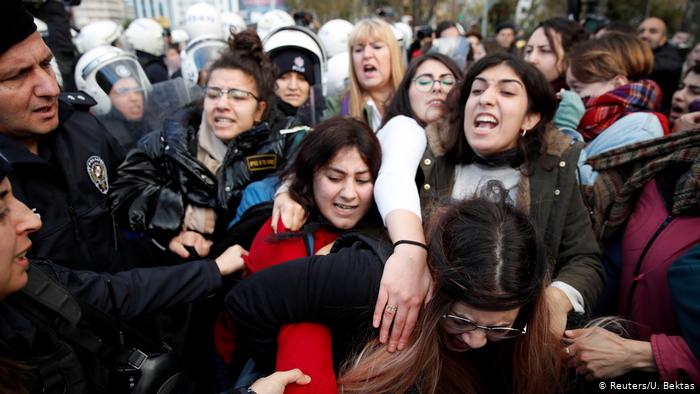 Policía de Estambul dispersa una protesta que cantaba el himno feminista chileno «Un violador en tu camino»