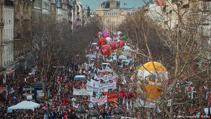 Sindicatos en Francia continuarán huelga por pensiones en Navidad