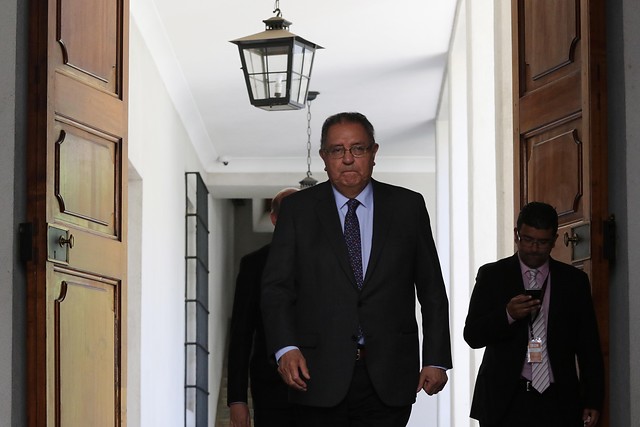 Huenchumilla pide a Piñera ocupar su derecho a guardar silencio y prolongar sus vacaciones: “No es bueno que esté con la brújula perdida”