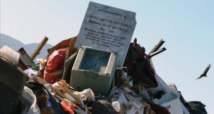 UDI anuncia acciones legales por aparición de placa en memoria de Jaime Guzmán en un vertedero de Antofagasta