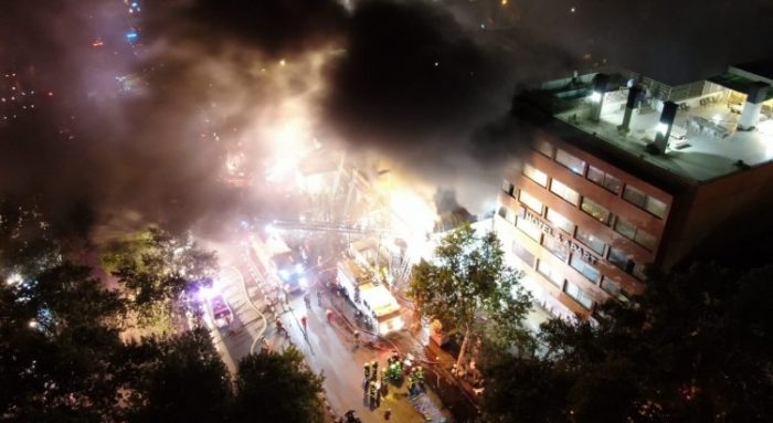 Incendio afectó a al menos ocho locales comerciales en el centro de Santiago