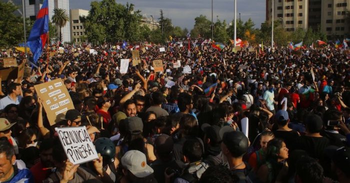 Chile como «un centro donde se batallan nuevas ideas”: el análisis del exeditor de The Economist sobre el estallido social