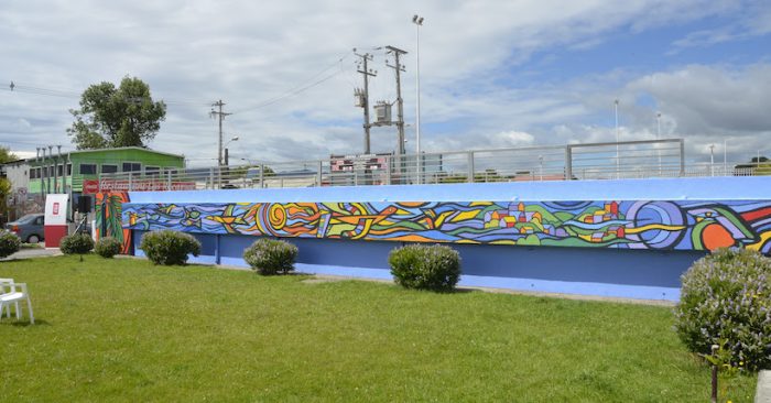 “Mono” González pintó murales junto a las comunidades de San Rosendo y Laraquete