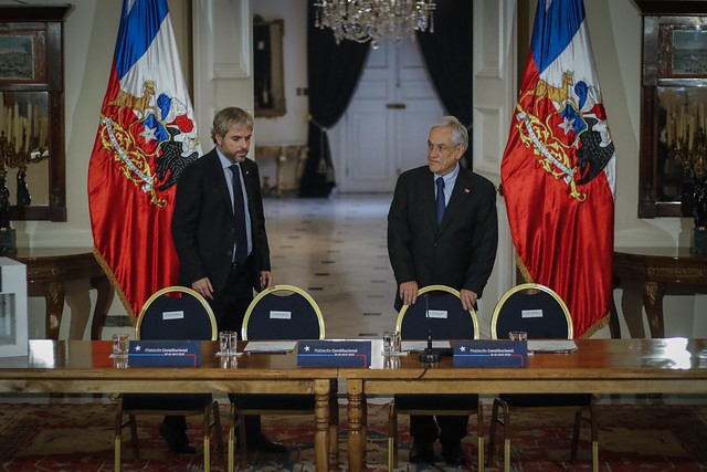 Las contradicciones en La Moneda previo a la firma del decreto para dar el vamos al plebiscito