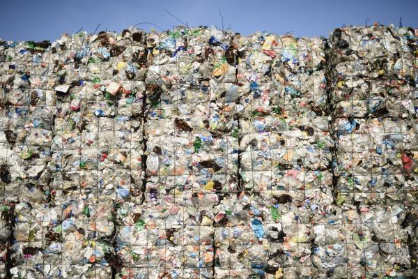 ¿Qué hacer mientras se negocia el tratado global para terminar con la contaminación por plástico al 2025?