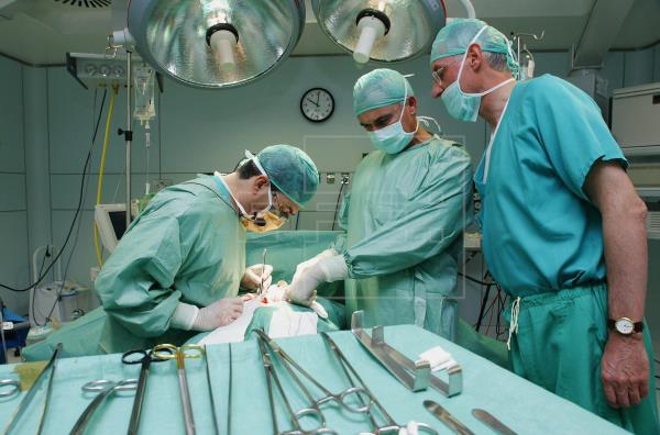 Estudio ocultó cifras: personas con stent podrían tener un 80% más de probabilidad de sufrir un infarto que otra sometida a cirugía