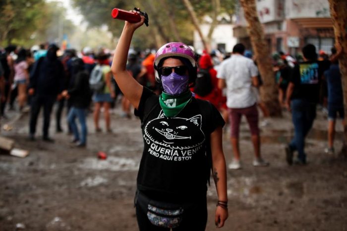 La «primera línea» de las protestas en Chile también tiene rostro de mujer