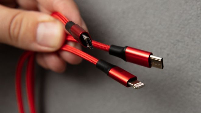 Apple: por qué Europa quiere forzar al gigante tecnológico a que deje de usar su cable «lightning»