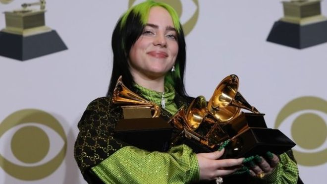 Billie Eilish: 4 cosas que quizás no sabías de la cantante adolescente que hizo historia en los Grammy