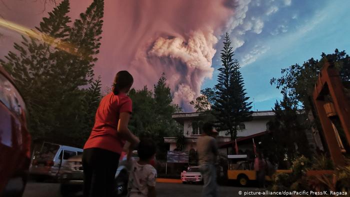 Filipinas: el volcán Taal ya escupió lava y sigue en estado de alerta