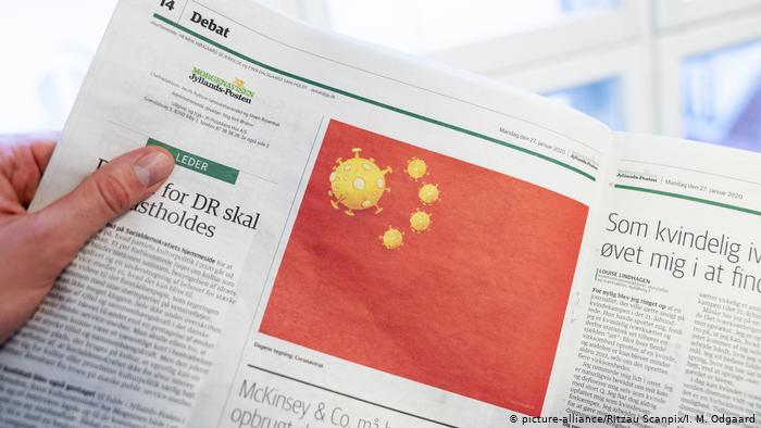 Bandera con virus: los chinos, molestos por una viñeta de un periódico danés