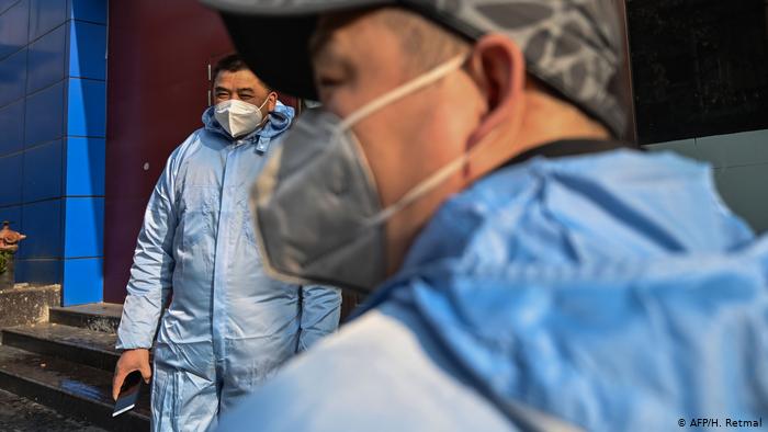 Suben a 213 las muertes en China por epidemia de coronavirus
