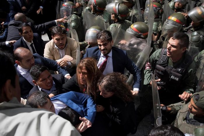 Chile condena «actos intimidatorios de dictadura de Maduro» contra diputados
