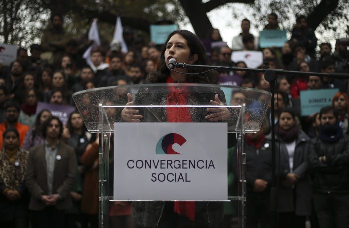 «Lo logramos porque Chile despertó»: Convergencia Social entrega firmas al Servel para legalizarse como partido político