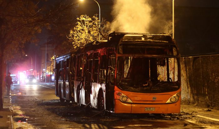 Dos buses del Transantiago fueron quemados en la tercera noche de incidentes en la capital