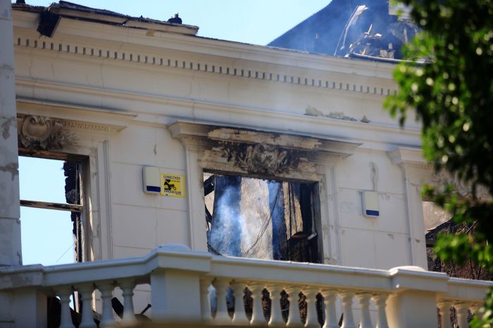 Bomberos de Santiago logró controlar incendio en la Universidad Pedro de Valdivia