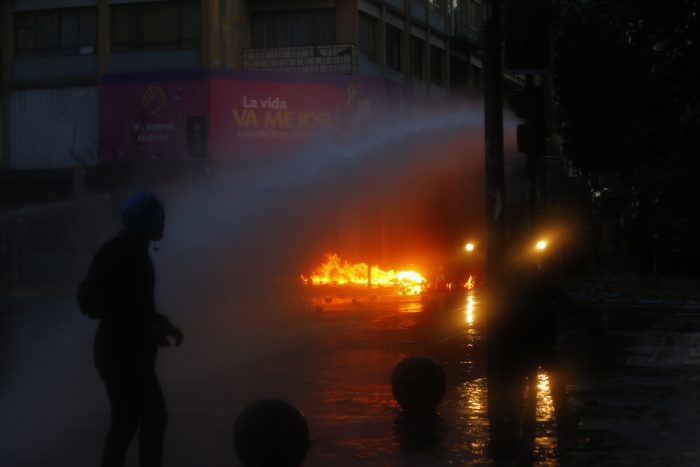 Ataques a comisarías marcan noche de violencia en distintas comunas de Santiago