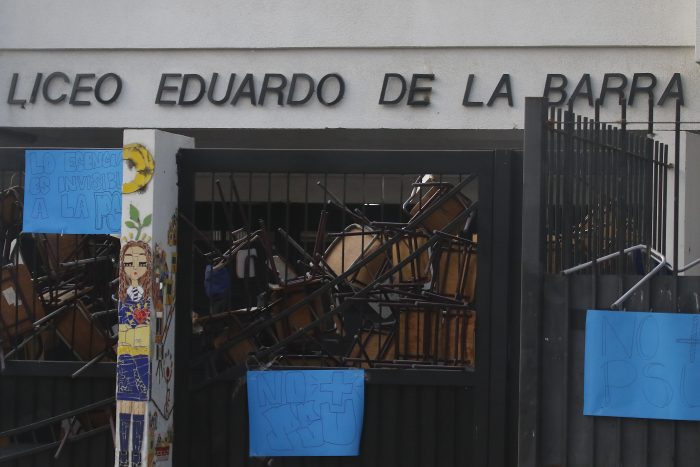 Boicot a la PSU: suspenden prueba en Quellón y en colegio de Valparaíso que amaneció tomado