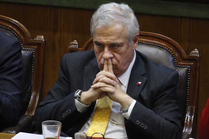 Mañalich desmiente a Seremi de Salud del Biobío pero no descarta que coronavirus pueda llegar a Chile a través de encomiendas