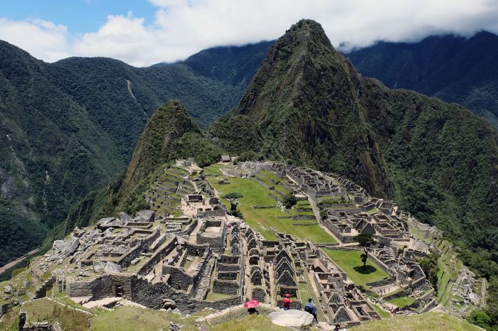 Chileno es detenido junto a otros cinco turistas por dañar templo en Machu Picchu