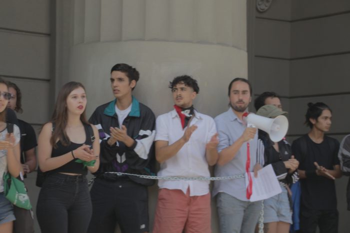 Juventudes políticas de oposición se encadenaron en Tribunales ante las decisiones tomadas por el Poder Judicial desde el inicio del estallido social