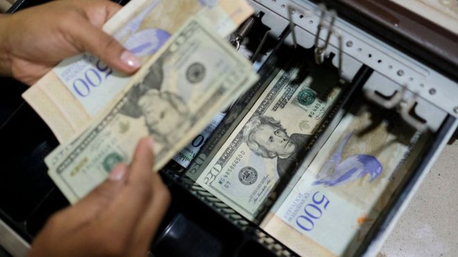 Venezuela: de dónde salen los dólares que circulan en el país (y por qué se cree que ya hay más que bolívares)