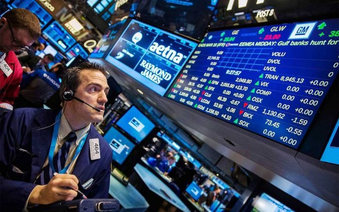 Wall Street cae luego de cinco sesiones al alza por aumento de casos de COVID-19