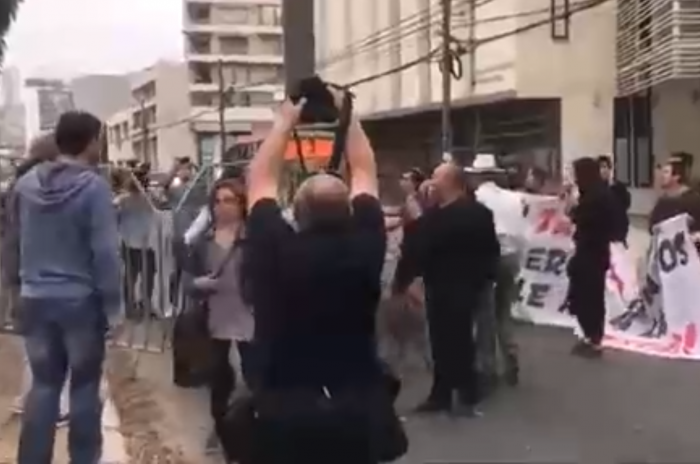 Enfrentamientos entre apoderados y manifestantes marcan la jornada de la PSU en sede de Valparaíso