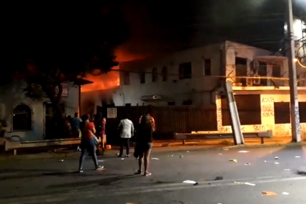 Jornada de violencia en Santiago deja 1 manifestante muerto, 33 carabineros heridos, una gobernación incendiada y supermercados saqueados