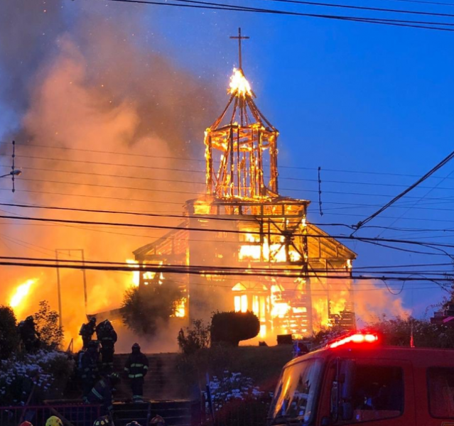Incendio destruye completamente la histórica Iglesia San Francisco de Ancud
