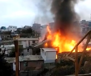 Incendio en Cerro Larraín de Valparaíso deja cinco casas calcinadas 