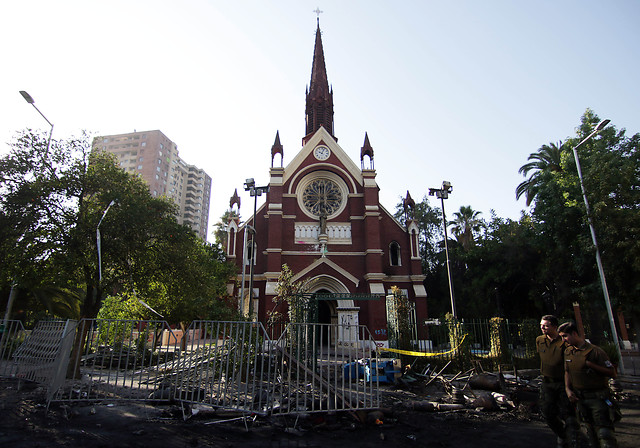 Carabineros informa que detuvo a sospechoso de provocar incendio en iglesia San Francisco de Borja